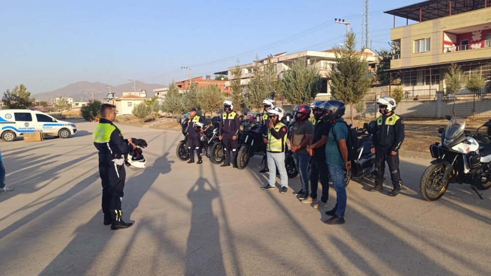 MOTOSİKLET SÜRÜCÜLERİNE JANDARMADAN GÜVENLİ SÜRÜŞ EĞİTİMİ VE KASK DAĞITIMI