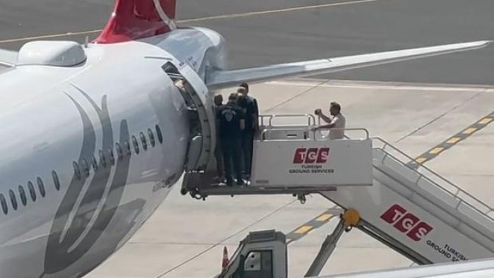 Leman Dergisi yazı işleri müdürü İstanbul Havalimanı'nda gözaltına alındı